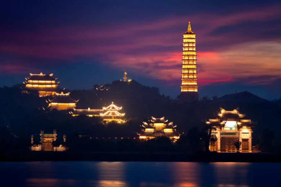 bai-dinh-pagoda-lights-up-at-night-1