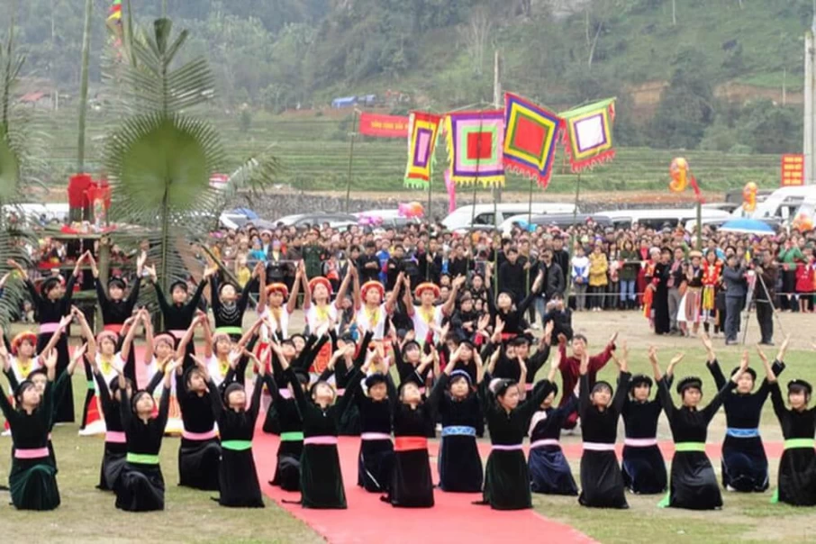 Discover-Long-Tong-festival-of-Tay-Sapa-people
