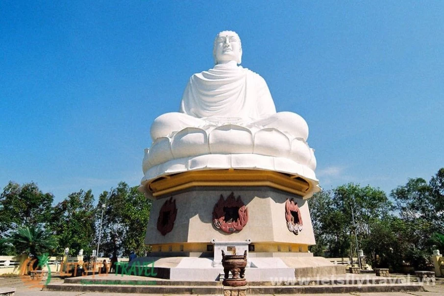 Do-not-forget-to-visit-Nha-Trang-to-visit-Long-Son-Pagoda