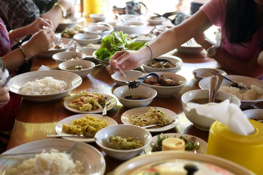 Enjoy-the-food-in-Myanmar-1