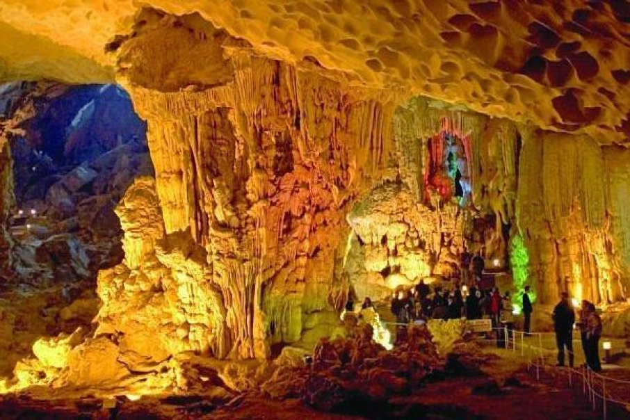 Explore-Sung-Sot-Cave-One-of-the-ten-most-beautiful-caves-in-the-world