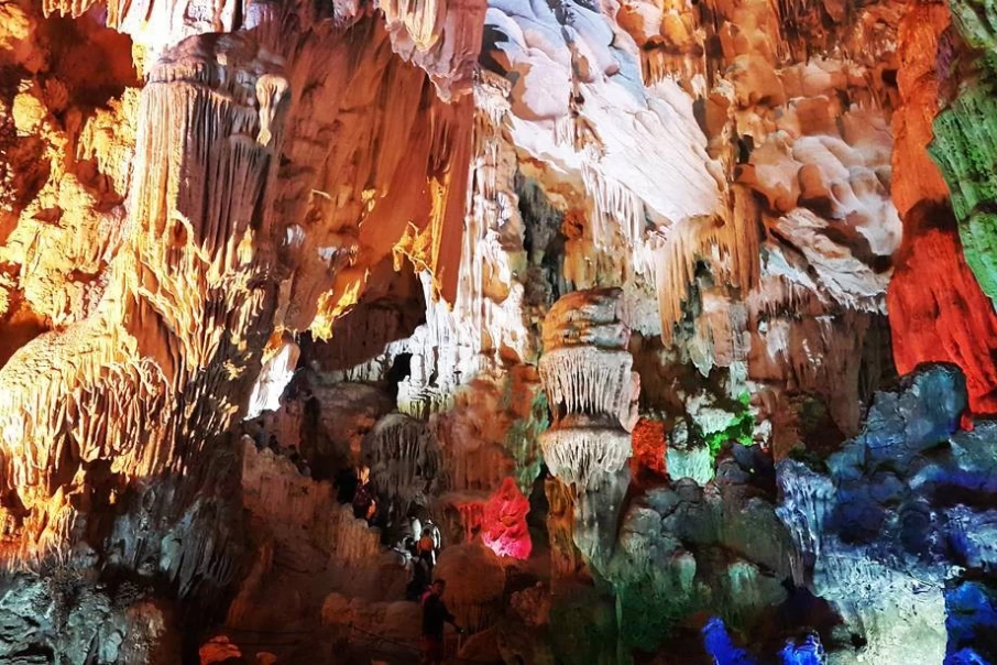 Explore-Thien-Cung-Ha-Long-Cave-Mysterious-Paradise-underground