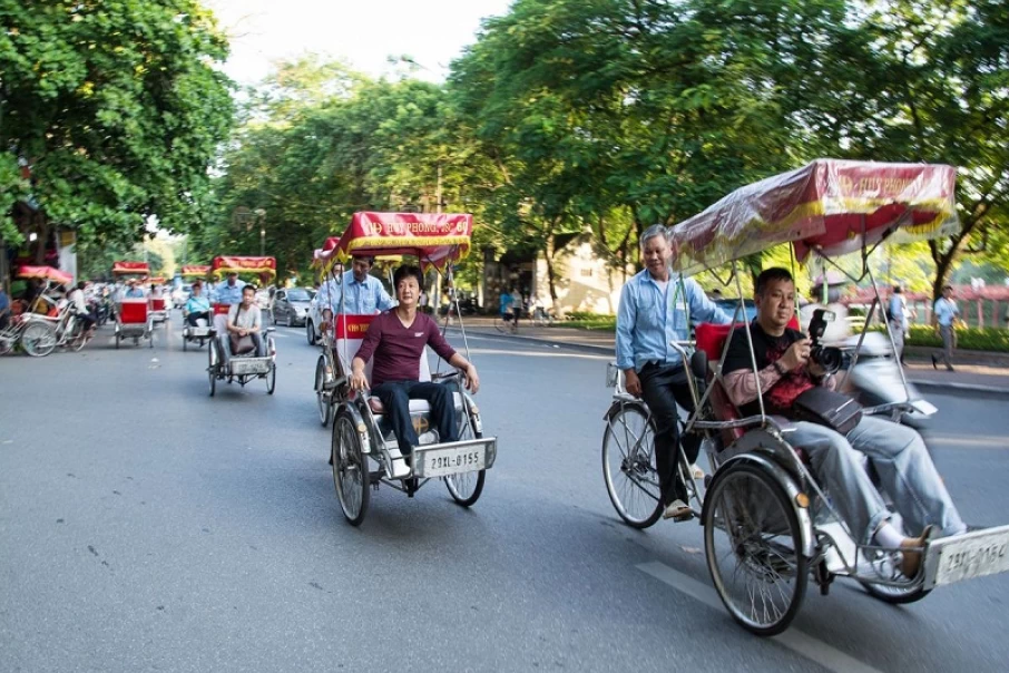 Fantastic-journey-around-Hanoi-by-cyclo2