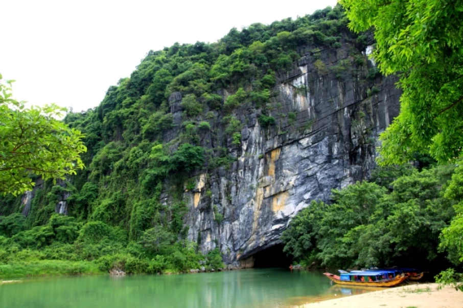 Phong-Nha-Cave-Quang-Binh-Tours