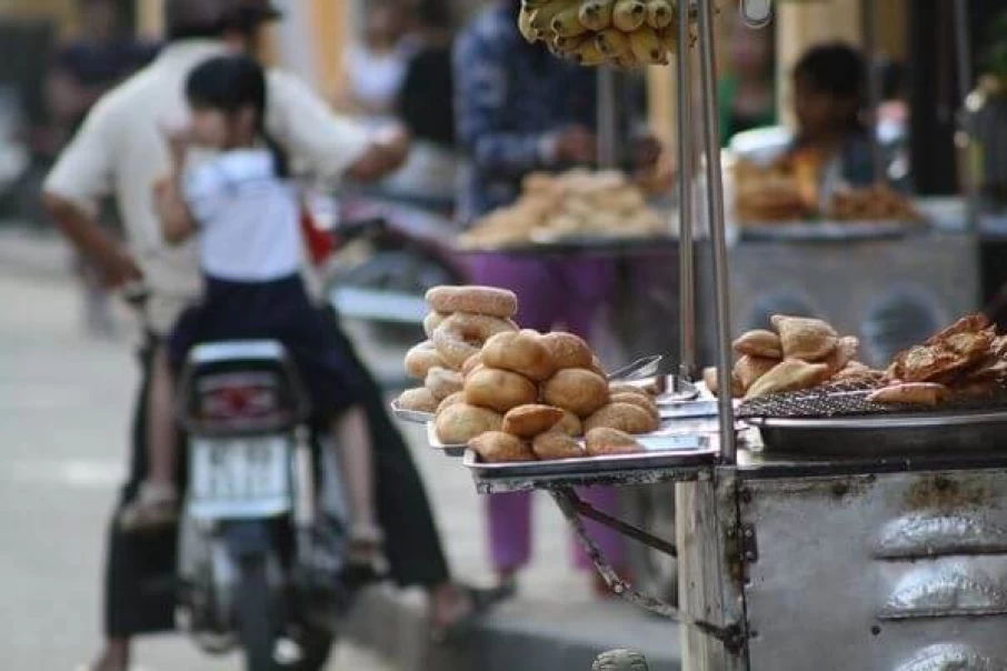Sidewalk-cuisine-unique-culture-of-Hanoi-people