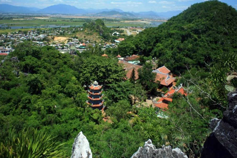 The-excellent-escenery-of-Danang-looks-from-the-top-of-Marble-Mountain