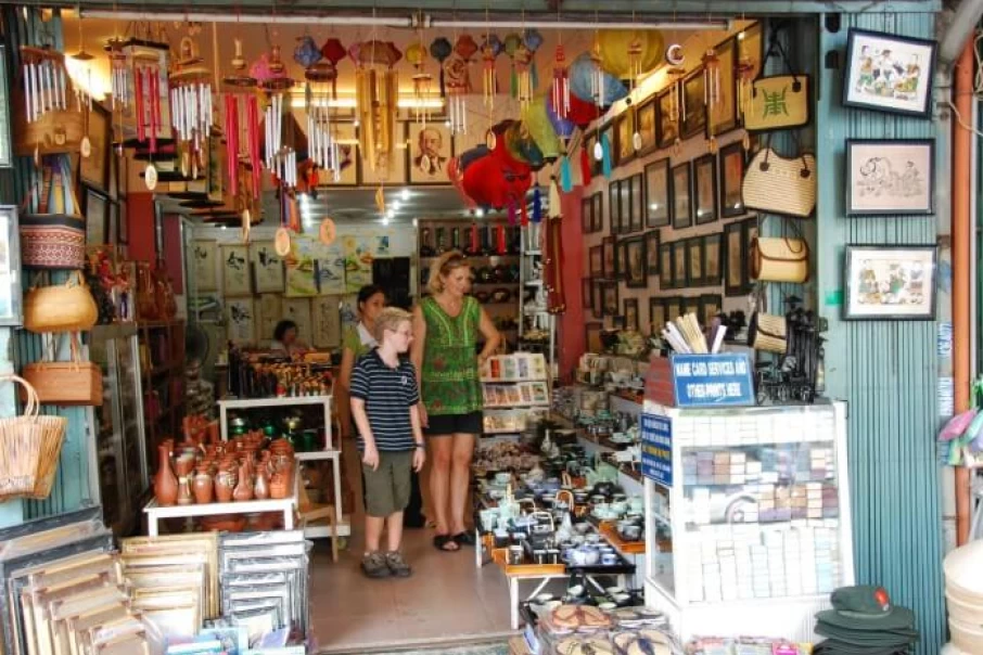 There-are-a-lot-of-souvenirs-on-sale-at-shops-and-curbs