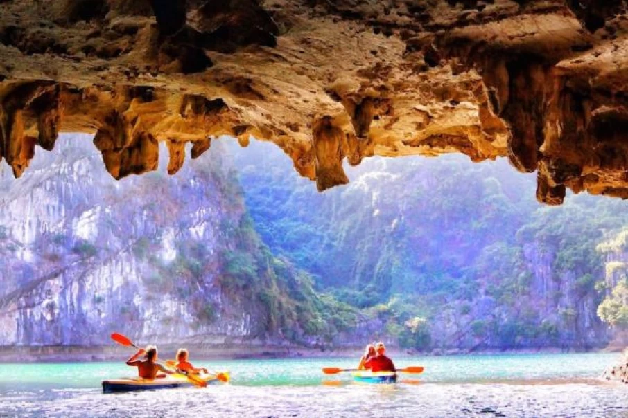 Tourists-enjoy-the-kayaking-experience-through-Luon-Cave