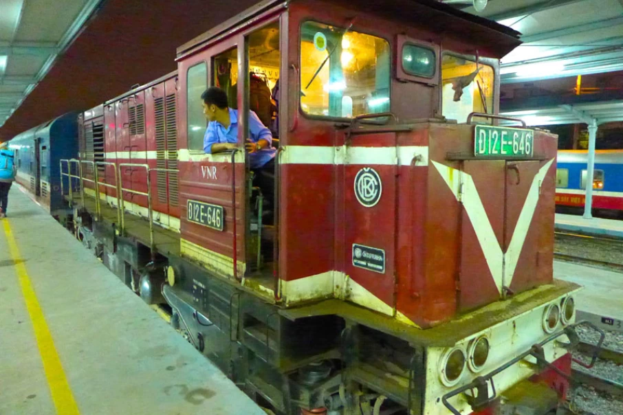 Train-from-Hanoi-to-Halong-Bay