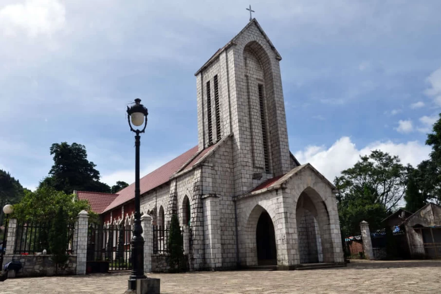 Unique-architecture-of-Sapa-stone-church-attracts-tourists