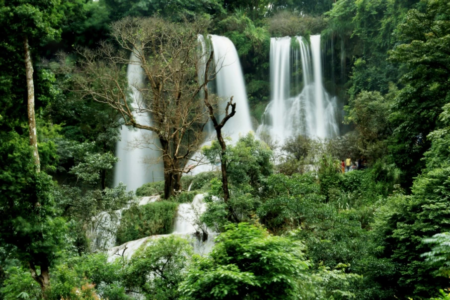 Visit-the-Dai-Yem-waterfall-treasure-in-Moc-Chau-plateau
