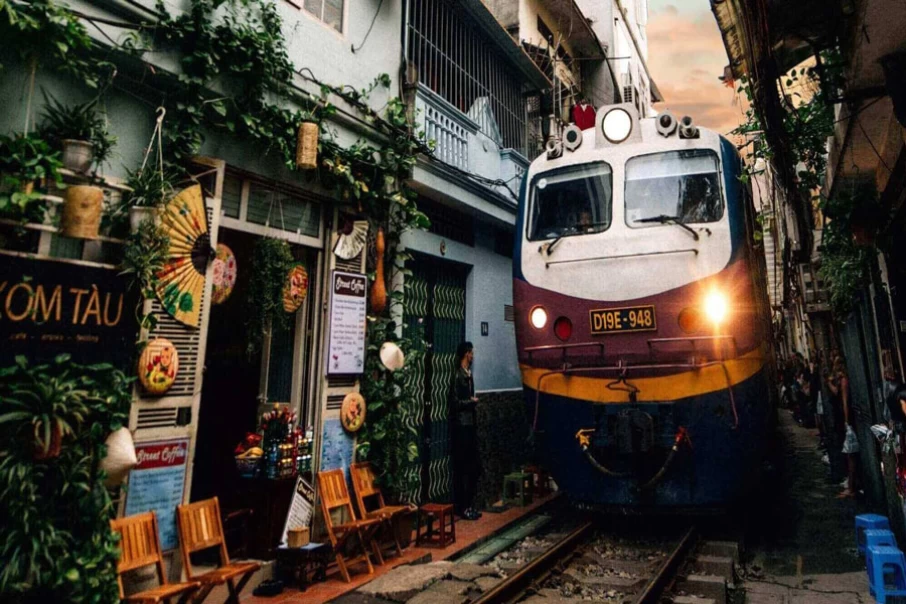 hanoi-train-street1