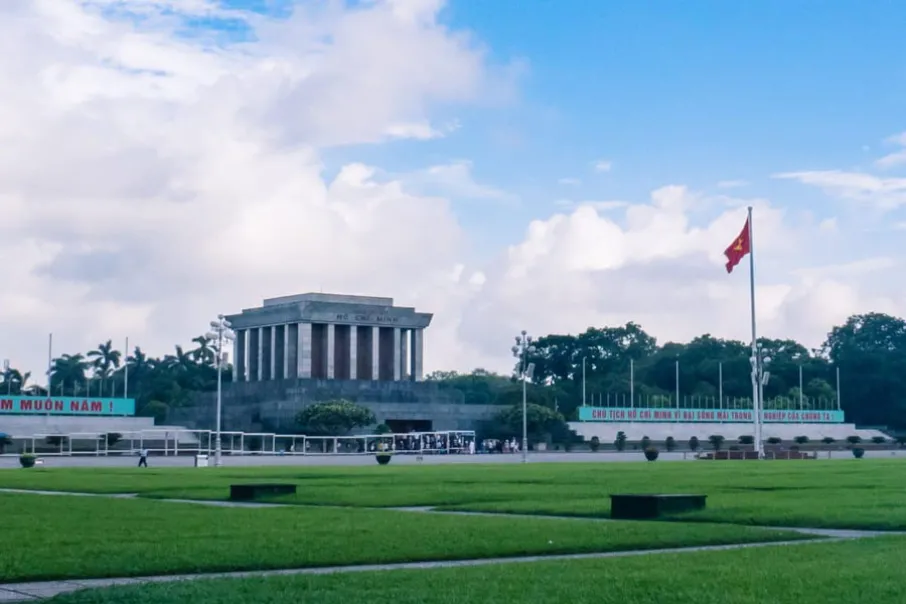 ho-chi-minh-mausoleum2