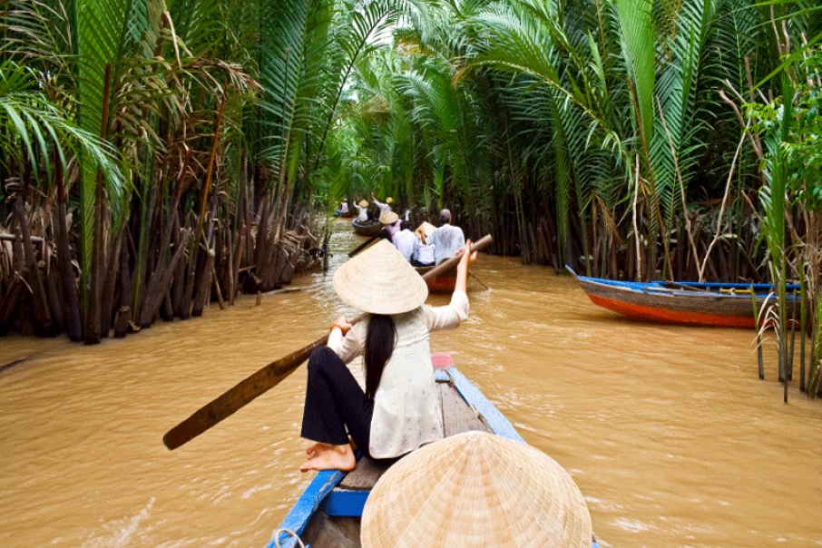 tourists-visit-mekong-delta-tour
