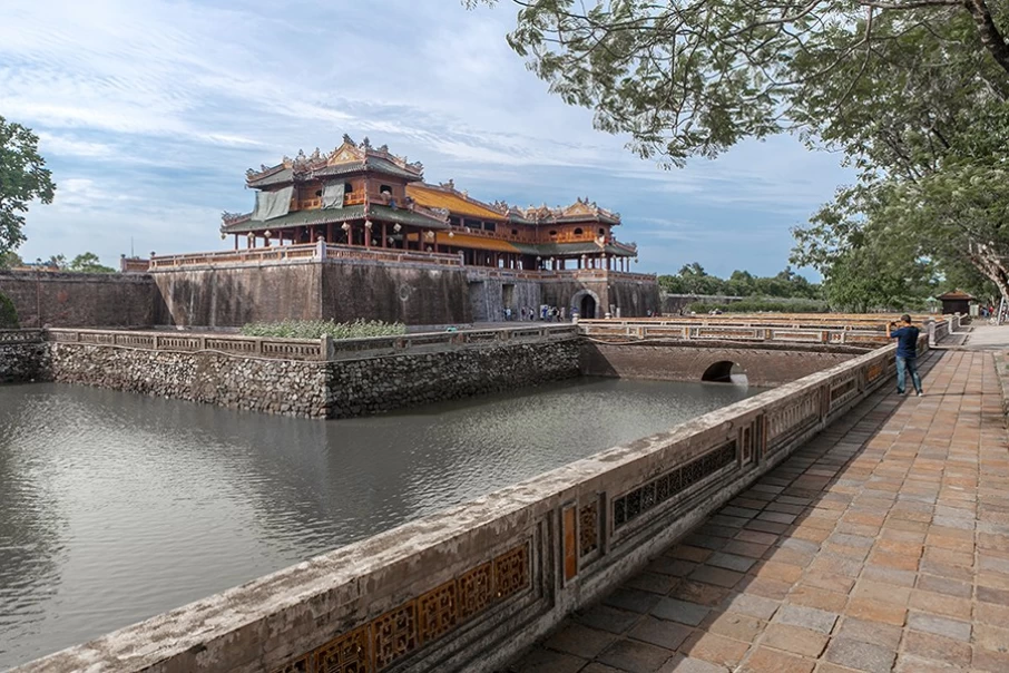 tourists-visit-the-nguyen-dynasty