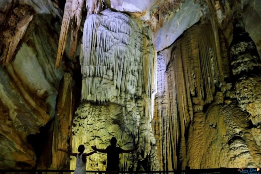 tourists-visit-tien-son-cave