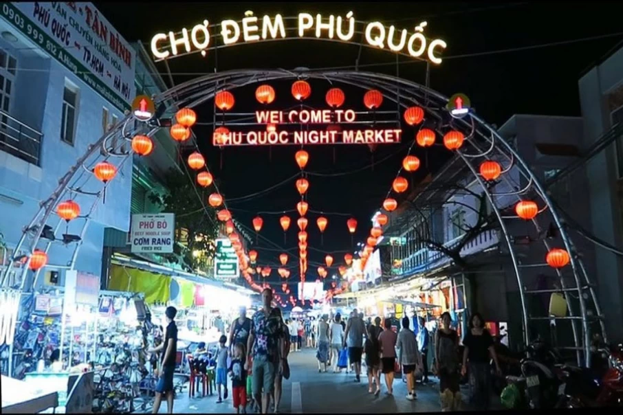 dinh-cau-night-market