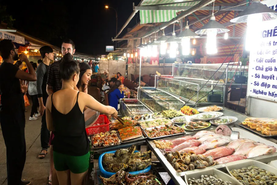 dinh-cau-night-market1