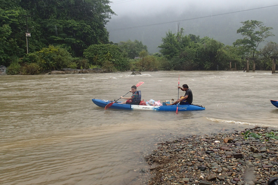 go-kayaking-on-the-river