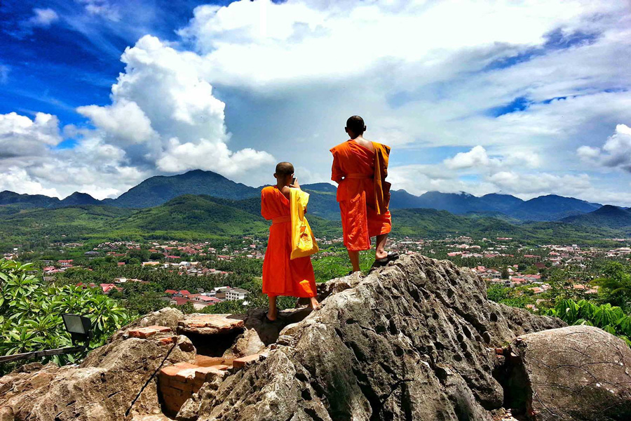 hike-up-to-mount-phou-si