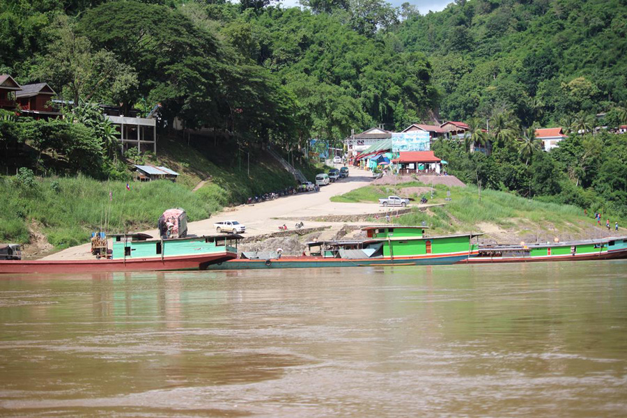 riverside-town-of-pakbeng