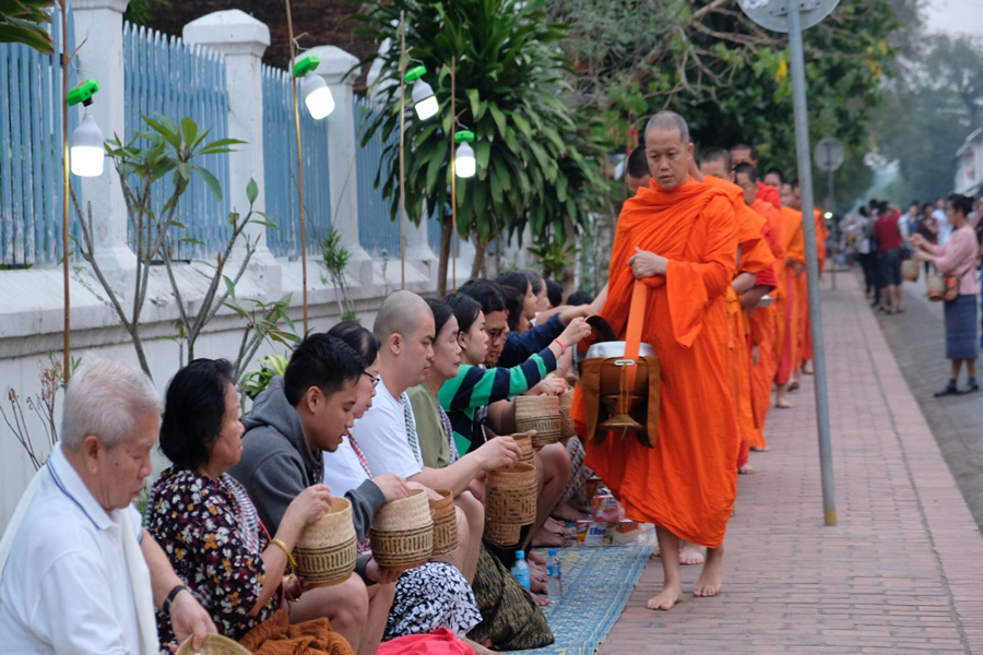 watch-the-alms-giving-ceremony